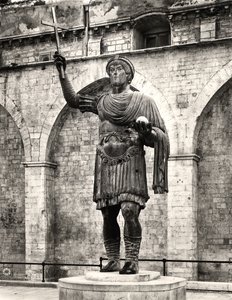 Kolosalny posąg prawdopodobnie cesarza Walentyniana I (321-375) zwany „Kolosem z Barletty” (brąz) (zdjęcie czarno-białe) autorstwa Roman