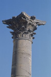 Kolumna z koryncką głowicą z nimfeum, rzymska, II w. autorstwa Roman