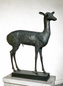 Jeleń (rzeźba z brązu) autorstwa Roman