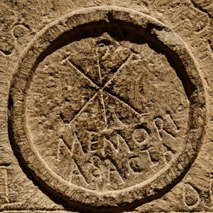 Detal z kamienia ołtarzowego przedstawiający skrót imienia Jezusa Chrystusa, Afryka Północna, ok. IV w. n.e. autorstwa Roman