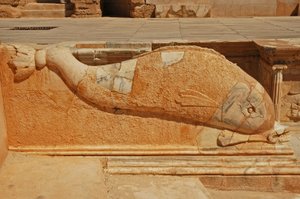 Rzeźba delfinów, płaskorzeźba na proscenium teatru rzymskiego, Sabratha, Libia, II wne autorstwa Roman
