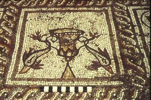 Mozaika z delfinami, Insula XXVIII, Budynek 3, II wpne (mozaika) autorstwa Roman
