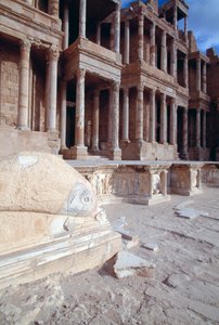 Delfiny, dekoracja w proscenium, teatr rzymski, Sabratha (Lista Światowego Dziedzictwa UNESCO) autorstwa Roman