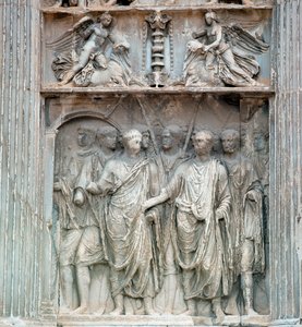 Cesarz Trajan (Traianus lub Trajan) (53-120) udaje się na forum po powrocie z Niemiec w 99 rne przez prefekta miasta Rzymu. Płaskorzeźba. Benevento, Arco Trajan ©Luisa Ricciarini/Leemage autorstwa Roman