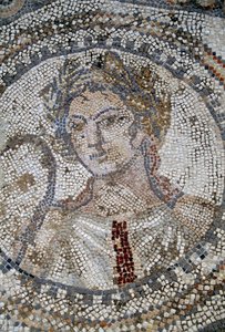 Twarz kobiety, mozaika w rzymskim mieście Volubilis (Lista Światowego Dziedzictwa UNESCO) autorstwa Roman