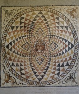 Geometryczna mozaika z Dionizosem w centrum odkryta w rzymskiej willi w Koryncie, Grecja, cywilizacja rzymska, druga połowa II-początek III wieku n.e. (mozaika) autorstwa Roman