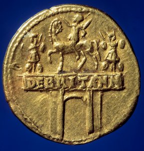 Łuk złotej monety przedstawiający łuk triumfalny cesarza Klaudiusza I (10-54) (Tyberiusz Klaudiusz Nero Drusus lub Germanicus) przywołujący jego zwycięstwa w Bretanii”” Paris, B.N. autorstwa Roman