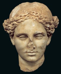 Głowa Apollo Sauroktonosa (zabójcy jaszczurek) kopia greckiego brązu z IV wieku autorstwa Praksytelesa, znalezionego w Kifissia (marmur) autorstwa Roman
