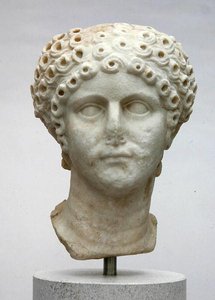Głowa kobiety, prawdopodobnie Agrypina Minor, ok.50 AD (marmur) autorstwa Roman