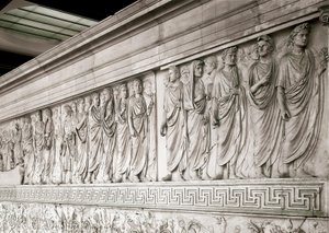Cesarski orszak cesarza Augusta – płaskorzeźba z marmuru Ara Pacis Augustae na północy, zbudowana przez rzymskiego cesarza Augustae między 13 a 9 rokiem p.n.e. na Polu Marsowym (Pole Marsowe) w Rzymie w celu upamiętnienia pokoju po wojnach imperium autorstwa Roman