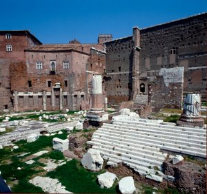 Forum Cesarskie (forum Augusta): widok na świątynię Avenger Mars (Marte Ultore). 2 pne. Rzym autorstwa Roman