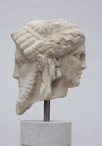 Głowa Janiform, prawdopodobnie Dionizosa i Apolla, ok. 30-50 ne (marmur) autorstwa Roman