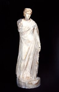 Kanephoros (marmur) autorstwa Roman