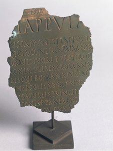 Lex Tappula, fragment satyrycznego prawa sporządzonego przez koło biesiadne z Vercelli, parodia napisana w takiej samej formie jak rzymskie prawa plebiscytowe, wchodząca w skład leges conviviales przekazanych przez Festo, brąz, cywilizacja rzymska autorstwa Roman
