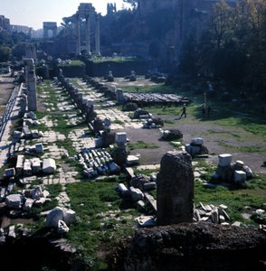 Miejsce, w którym Bazylika Giulia rozpoczęła się przez Cezara około 54 pne i zakończyła przez Augusta (Oktawiana lub Oktawiana) (63 pne - 14) - Forum Romanum, Rzym autorstwa Roman