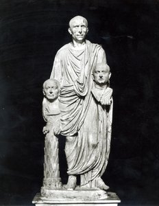 Lucjusz Junius Brutus trzymający popiersia przodków (marmur) (zdjęcie czarno-białe) autorstwa Roman