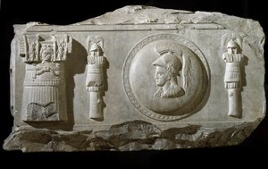 Marmurowy fragment reliefu z Plaza de la Consolazione w Rzymie autorstwa Roman