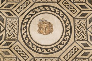 Mozaika Meduzy, w Sali Mozaik w Alkazarze Królów Chrześcijańskich (mozaika) autorstwa Roman