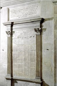 Tablica postów triumfalnych i konsularnych. Okres cesarza Augusta. 27 pne-14 AD. Rzym, Musei Capitolini - Tablica rejestracyjna okresu konsularnego i triumfalnego Fasti cesarza rzymskiego Augusta (27 p.n.e.-14 n.e.). Musei Capitolini, Rzym, Włochy autorstwa Roman