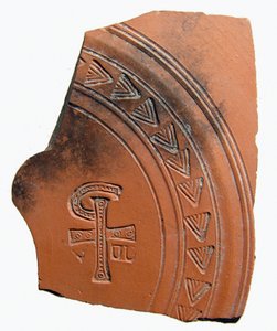 Blacha ceramiczna z kombinacją liter, która tworzy skrót od imienia Jezusa Chrystusa, Afryka Północna, c.4 wne autorstwa Roman