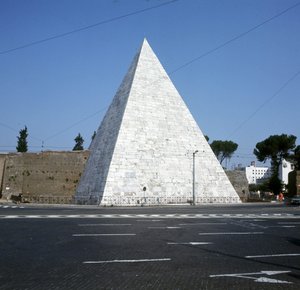 Piramida Cestiusza, Rzym autorstwa Roman