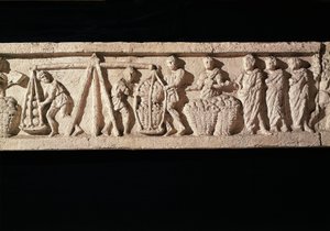 Relief przedstawiający układanie bochenków w koszach i branie ich do ważenia. z grobu piekarza Euryacesa, Porta Maggiore, Rzym, ok. 1930 r. 50-20 pne50-20 autorstwa Roman