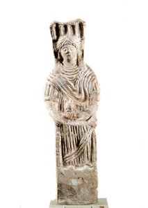 Przedstawienie boskiej Kybele siedzącej na tronie. Około III wieku p.n.e. Saint Germain, Muzeum Starożytności autorstwa Roman