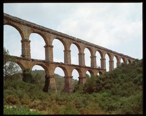 Sztuka rzymska: widok na akwedukt w Tarragonie (akwedukt Ferreres lub Pont du Diable) I wiek, Hiszpania (sztuka rzymska: widok na akwedukt rzymski Pont de les Ferreres (Pont del Diable) Tarragona, Hiszpania) autorstwa Roman