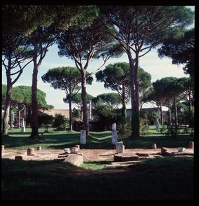 Sztuka rzymska: widok ruin macellum (Plac Marche) stanowiska archeologicznego Ostia autorstwa Roman