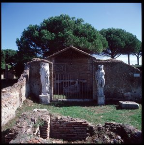 Sztuka rzymska: widok ruin sanktuarium boskiego Attysa (lub Atys), rejon IV autorstwa Roman
