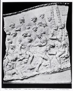 Rzymscy żołnierze leczący rannych, odlew z Kolumny Trajana, 113 ne (marmur) (zdjęcie czarno-białe) autorstwa Roman