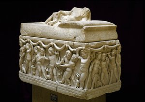 Starożytność rzymska: marmurowy sarkofag zdobi po bokach płaskorzeźby z postaciami dzieci (amorek). Z nekropolii Isola sacra w Ostii. 120-140 n.e. Ciemny. 124 cm Museo Ostiense, Ostia autorstwa Roman