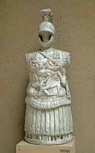 Sztuka rzymska: Trofeum broni w postaci zbroi paradnej żołnierza rzymskiego z I wieku p.n.e. Rzym, museo della civilta romana autorstwa Roman