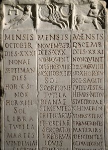Sztuka rzymska: kalendarz z Pól Marsowych (campo marte) wskazujący miesiące (październik, listopad, grudzień), dni z konstelacjami i znakami zodiaku (Waga, Skorpion, Strzelec) oraz odpowiadające im prace rolnicze. I wiek pne-1s autorstwa Roman
