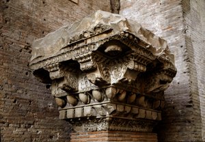 Sztuka rzymska: fragment gzymsu. I wiek. Narodowe Muzeum Rzymskie (lub Terme), Rzym autorstwa Roman