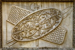 Sztuka rzymska: płaskorzeźba zdobi tarczę i broń ze Świątyni Boskiego Hadriana. 145 n.e. Rzym, Museo dei Conservatori autorstwa Roman