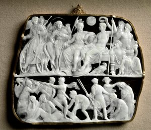 Sztuka rzymska: kamea z onyksu wykonana przez rzeźbiarza Dioscuride (lub Dioscorides) na dwóch poziomach. Na szczycie cesarz August (63 p.n.e.-14 n.e.), otoczony mitologicznymi bogami, wita swojego następcę Tyberę (42 p.n.e. - 37 n.e.). Od lewej do prawej  autorstwa Roman