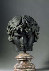 Sztuka rzymska: przedstawienie Antinousa (lub Antinoo, ok. 110-130), młodego miłośnika cesarza Hadriana. Rzeźba z brązu. Florencja, Muzeum Archeologiczne autorstwa Roman