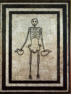 Sztuka rzymska: szkielet trzymający dwa dzbany. Mozaika z I wieku. Neapol, museo nazionale archeologico - sztuka rzymska: szkielet trzymający dwa dzbany. Mozaika z I wieku z Pompejów. Narodowe Muzeum Archeologiczne, Neapol, Włochy autorstwa Roman