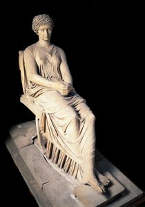 Sztuka rzymska: posąg Agrypiny „” Ainee”” (Agrypina) (14 pne-33), żony Germanika. Rzeźba z marmuru. I wne. Neapol, Narodowe Muzeum Archeologiczne autorstwa Roman