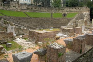 Sztuka rzymska: widok teatru rzymskiego (1 pne), Triest Włochy (zdjęcie) autorstwa Roman