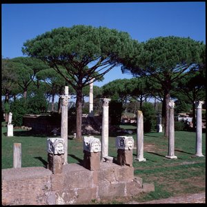 Sztuka rzymska: widok na ruiny świątyni Ceres, stanowisko archeologiczne Ostia autorstwa Roman