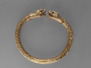 Bransoletka Węża, AD 1-100 (złoto z zielonymi szklanymi oczami) autorstwa Roman