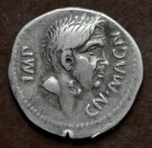 Srebrna moneta z wizerunkiem Pompejusza Wielkiego (Gneo Pompeo Wielki lub Gnaeus Pompeius Magnus autorstwa Roman