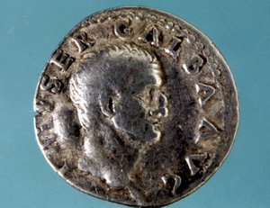 Srebrna moneta z podobizną cesarza rzymskiego Galby (5 pne - 69 ne) JC. Zbiór medalu z Mediolanu. autorstwa Roman