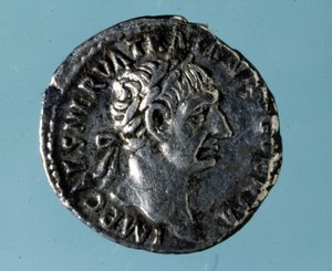 Srebrna moneta z podobizną cesarza rzymskiego Nerwy (26 - 98). autorstwa Roman