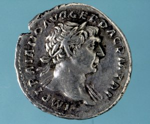Srebrna moneta z podobizną cesarza romańskiego Trajana (53 - 117). Kolekcja medalu Mediolanu. autorstwa Roman