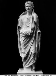 Posąg cesarza Augusta w szatach kapłańskich (marmur) autorstwa Roman