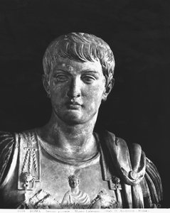 Posąg młodego Nerona (37-68 ne) ok.54 (marmur) (zdjęcie czarno-białe) (szczegół) autorstwa Roman
