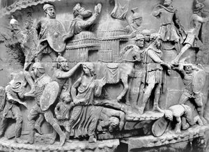 Cesarz przybywający do wioski podczas jej plądrowania, fragment z kolumny Marka Aureliusza, 180-196 AD (marmur) (zdjęcie czarno-białe) autorstwa Roman